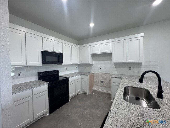 Building Photo - 907 Smoke Tree Ln
