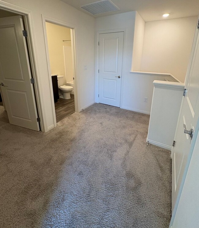 Building Photo - 2 Bedroom Townhouse in North Las Vegas