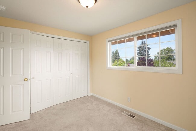 Building Photo - Four Bedroom Dream House