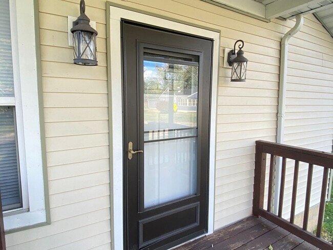 Building Photo - 2 Bed Home With A Den Michigan City