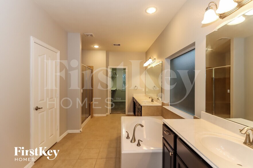 Building Photo - 2807 Angela Way Dr