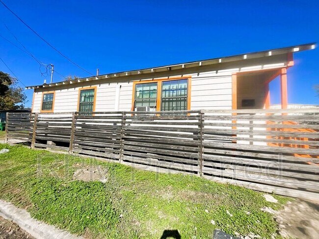 Building Photo - 3813 Drew St