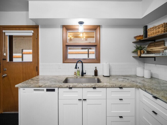 Building Photo - Beautiful FULLY FURNISHED TWO BEDROOM DUPLEX!