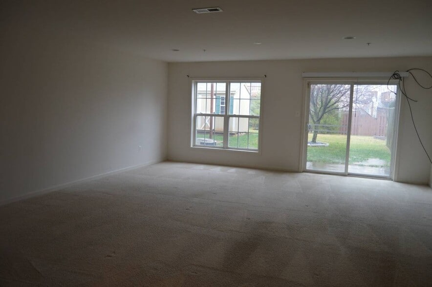 Building Photo - 2550 Emerson Drive