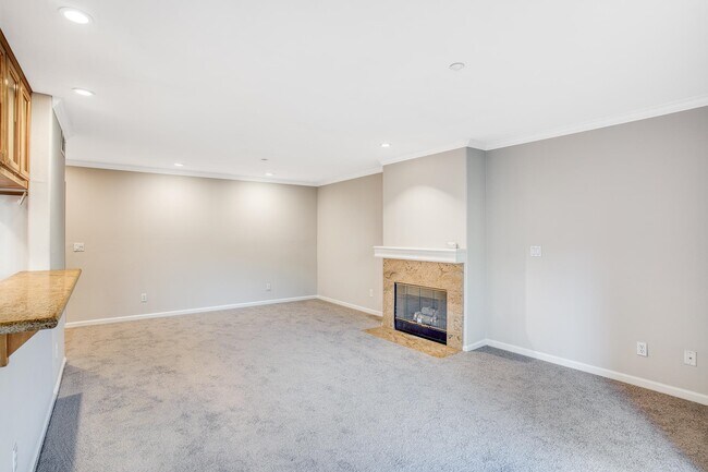 Building Photo - 20 Willow Rd