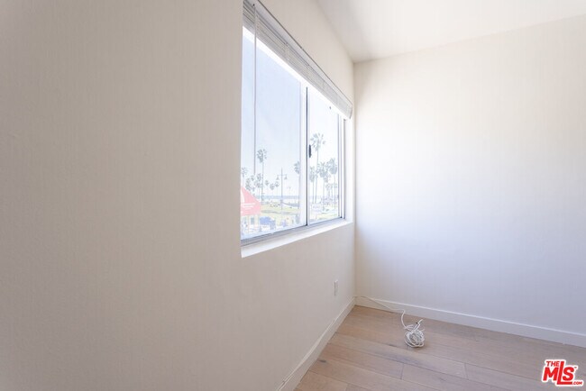 Building Photo - 1313 Ocean Front Walk