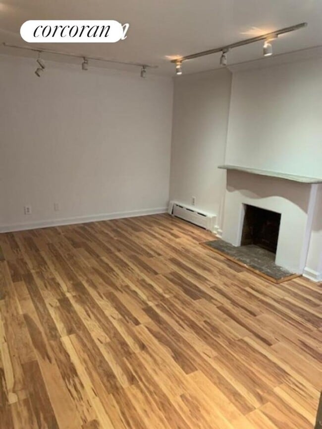 Building Photo - 208 E 78th St