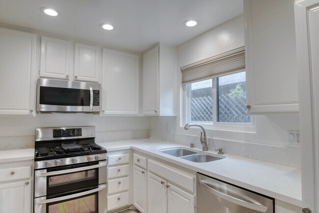 Building Photo - 938 18th St