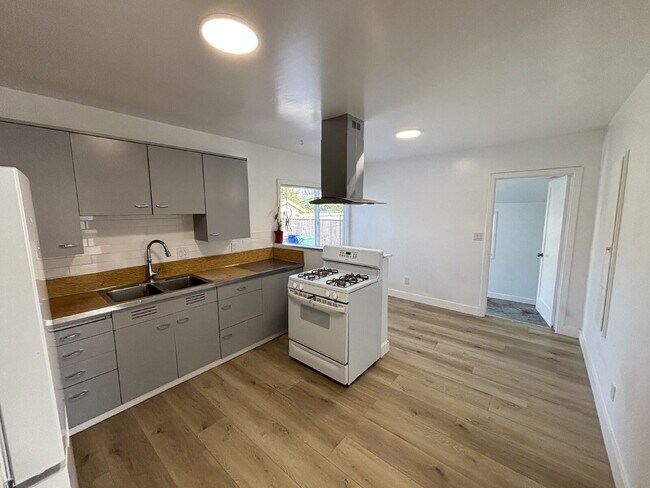 Building Photo - "Cozy Elegance Awaits: 3-Bed, 2-Bath Gem w...