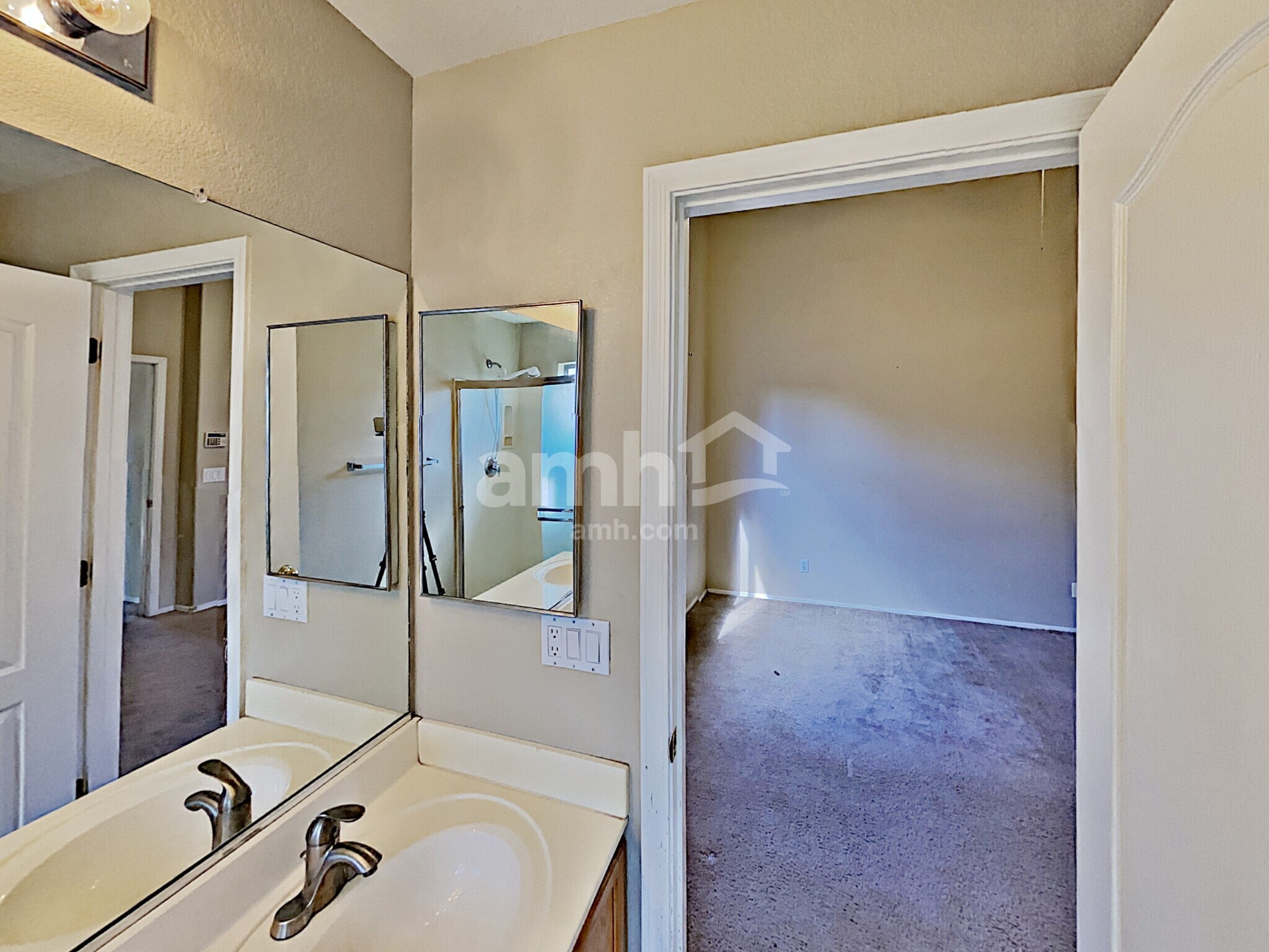 Building Photo - 30300 N Royal Oak Way