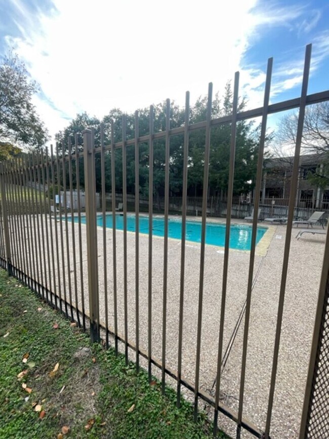 Building Photo - 1500 Lake Shore Dr