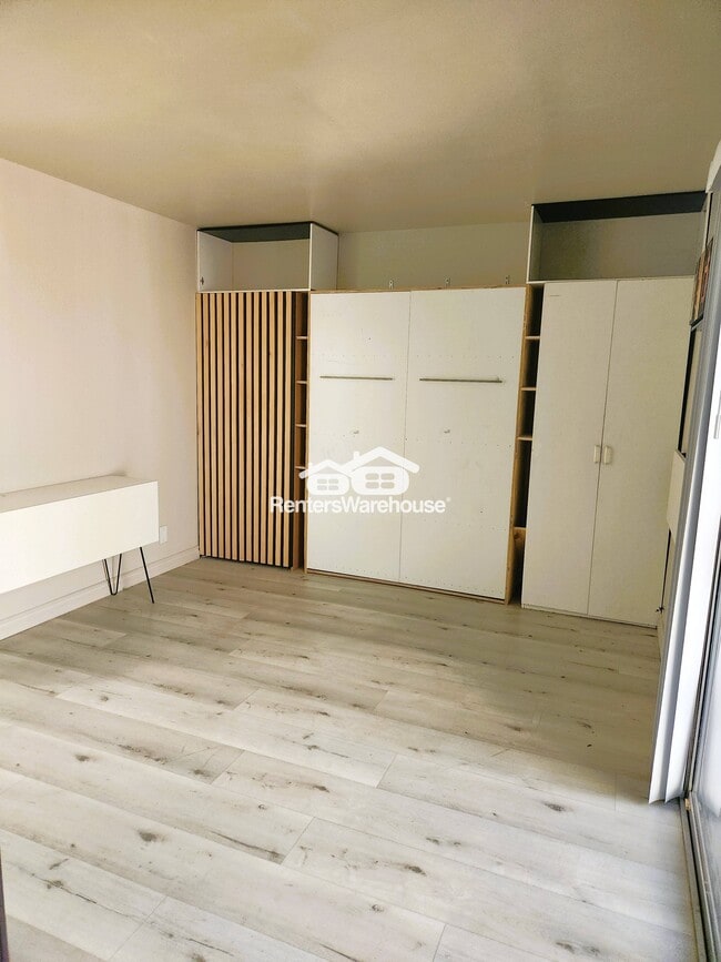 Building Photo - 6020 Carmen Blvd