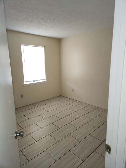 bedroom - 684 S 72nd Ave