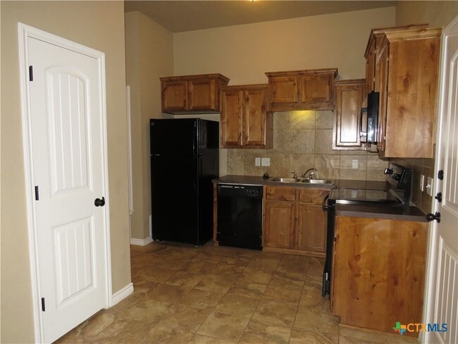 Building Photo - 405 Sladecek Dr