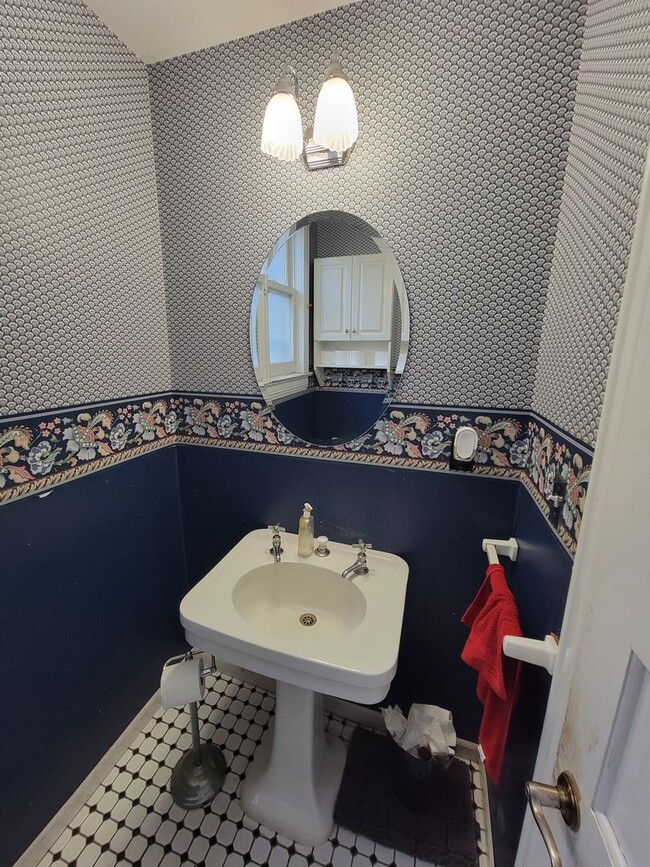 Building Photo - 2115 E 1st St