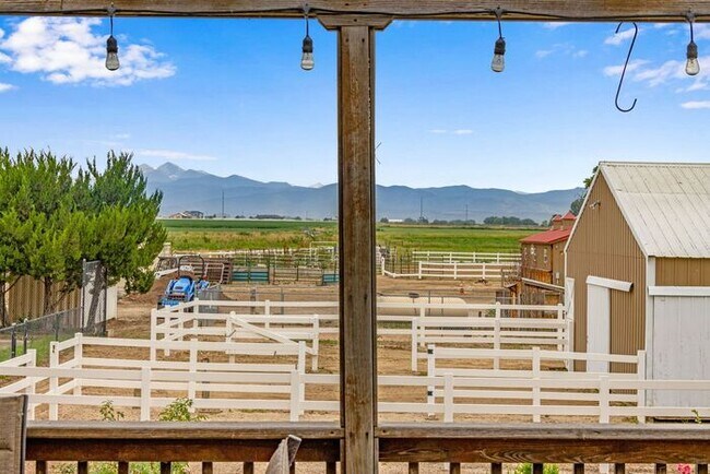 Building Photo - Spacious Bi-Level Home with Mountain & Lak...