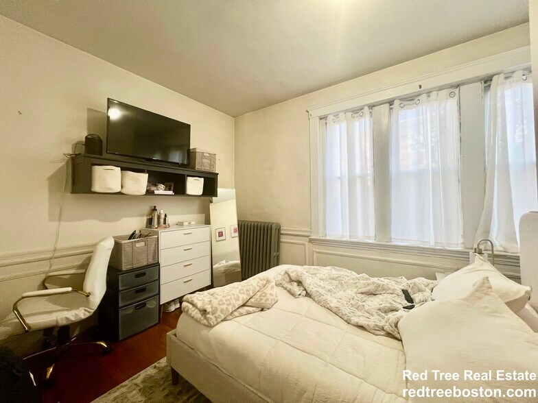 Building Photo - 322 St Paul St