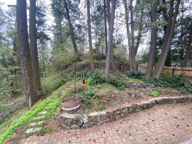 Building Photo - Unique View Property 3 bed, 3 bath located...