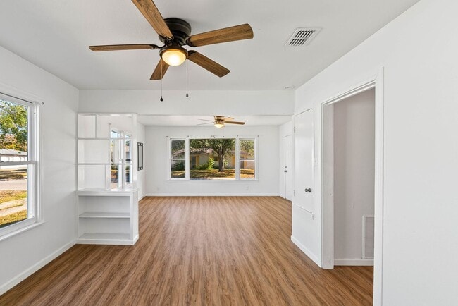 Building Photo - 5 bedroom 3 bath house