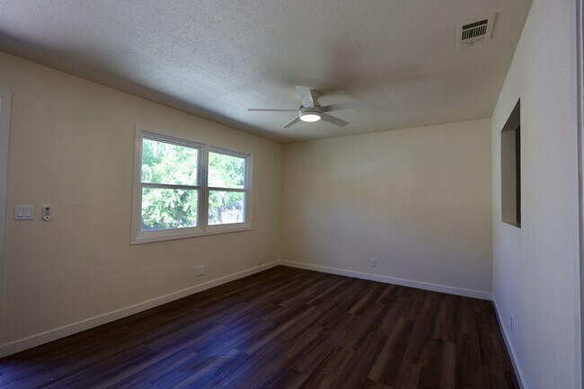 Building Photo - 409 Russell St