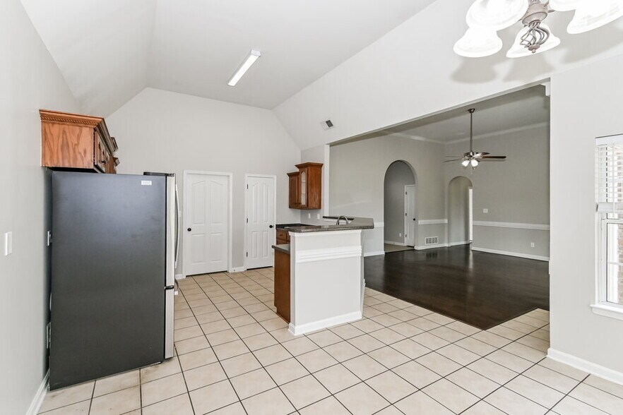 Building Photo - 2552 Pyramid Dr