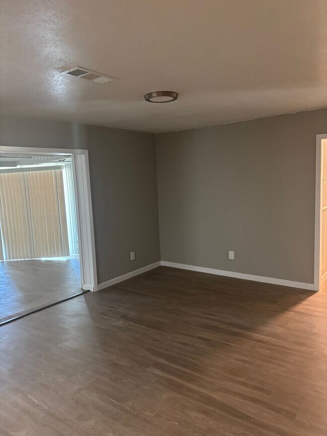 Building Photo - 1121 Woodcrest Dr