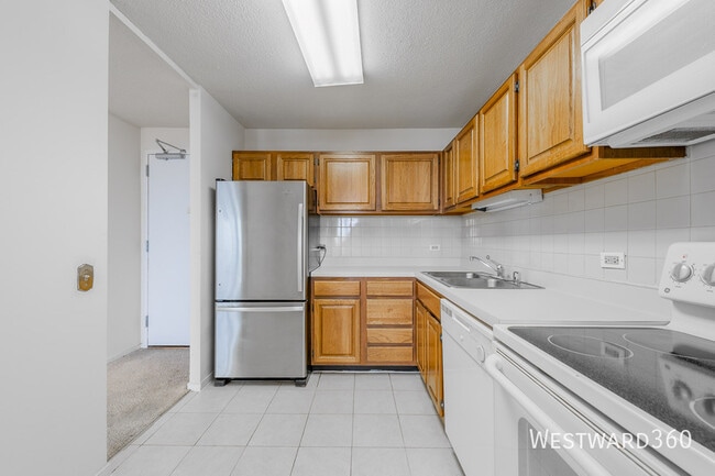 Building Photo - 901 S Plymouth Ct