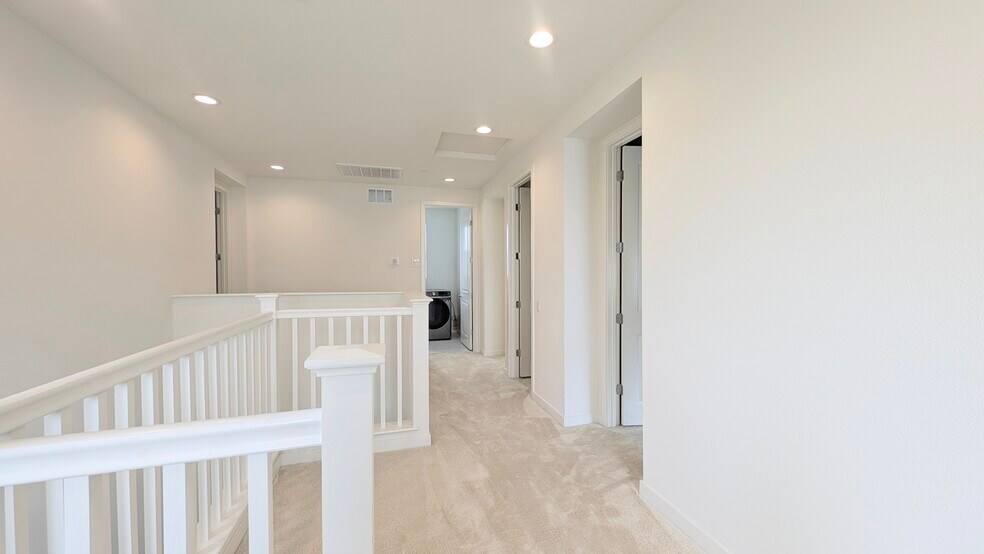 Building Photo - 450 Clubhouse Dr