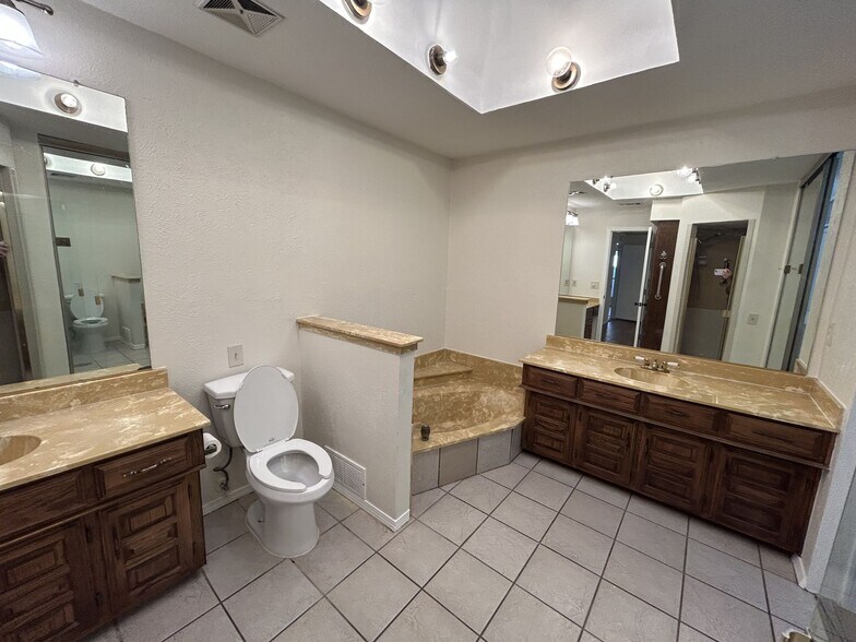 Building Photo - 16412 Lauder Ln