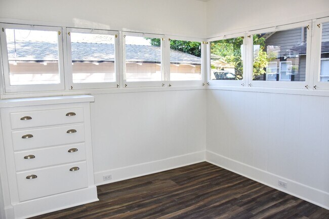 Building Photo - Grand (384-394) South