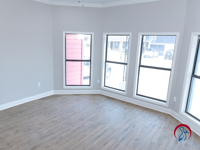 Building Photo - 305 Pine St