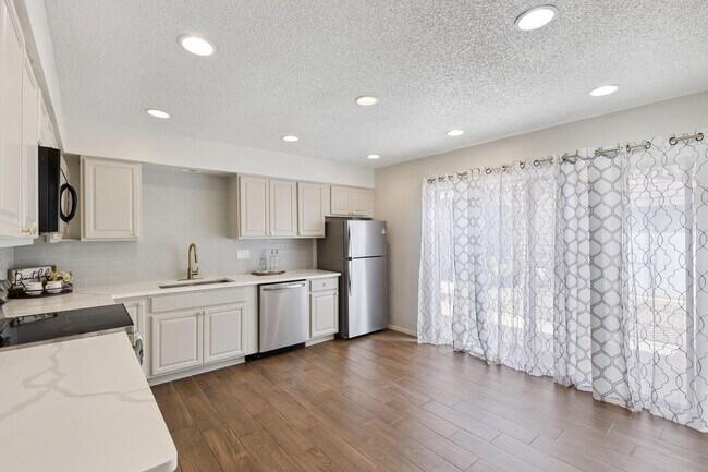 Building Photo - 2400 Sq Ft Condo for Rent Near Shopping