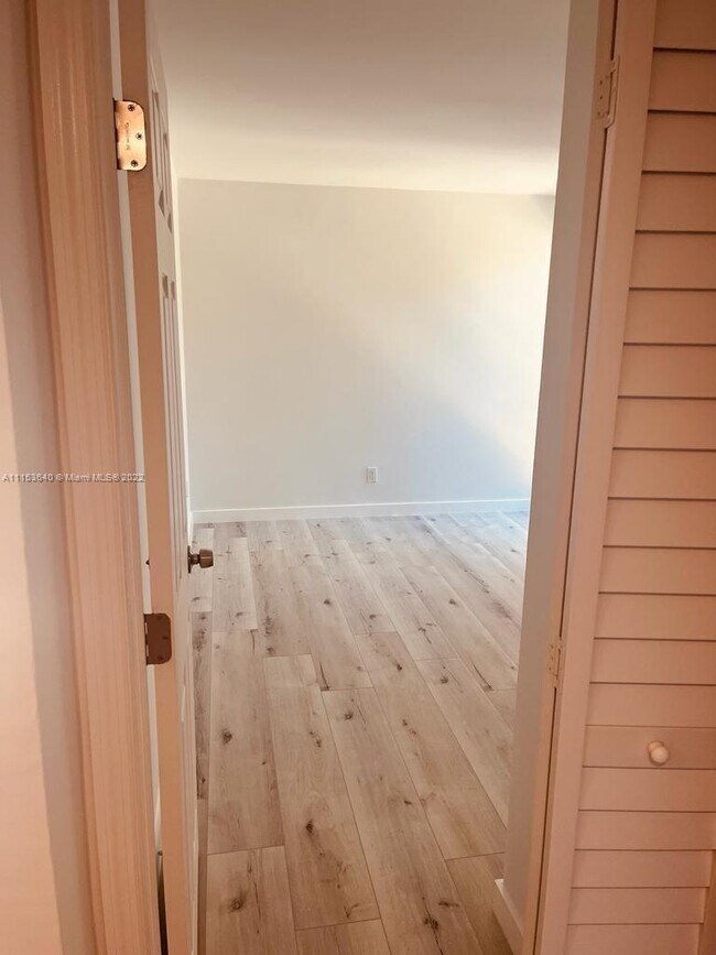 Building Photo - 8950 Palm Tree Ln