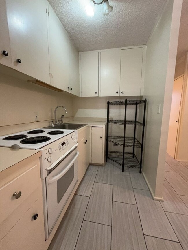 Building Photo - 2 bedroom, 1 bath, 1 parking for $1850/month!