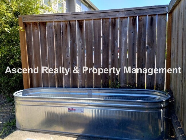 Building Photo - *Price Drop & Move In Special* One Level O...
