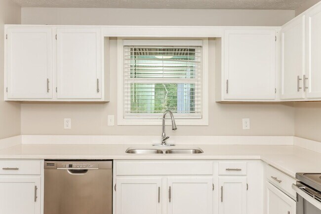 Building Photo - 909 N Lassetter Cir