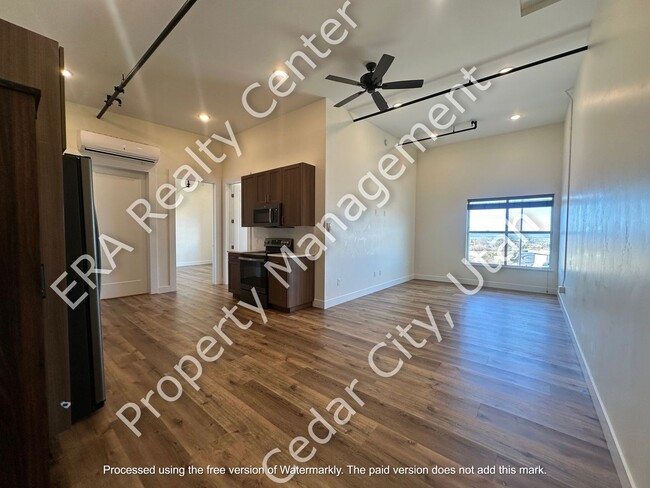 Building Photo - 2 bed / 1 bath Condo Living North End of Town - Newly Remodeled!