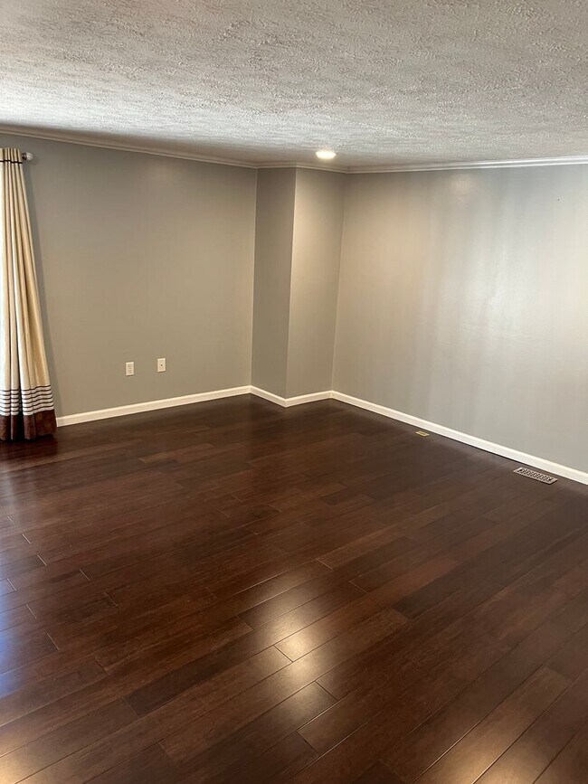 Building Photo - Beautiful 2 Bedrooms 2.5 Bathroom luxury 3 level Townhouse location in the Rockburn Commons Commu...