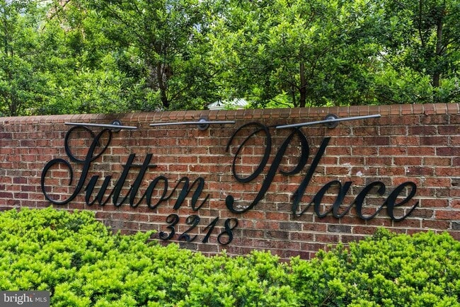 Building Photo - 3209 Sutton Pl NW
