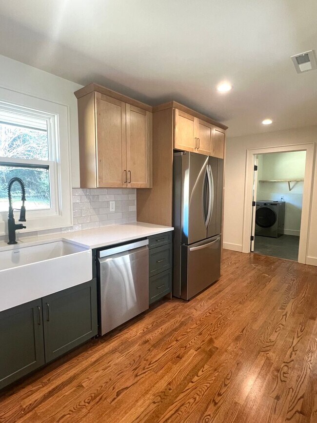 Building Photo - 3 Bedroom 2 Bath house Great Hendersonville Location!