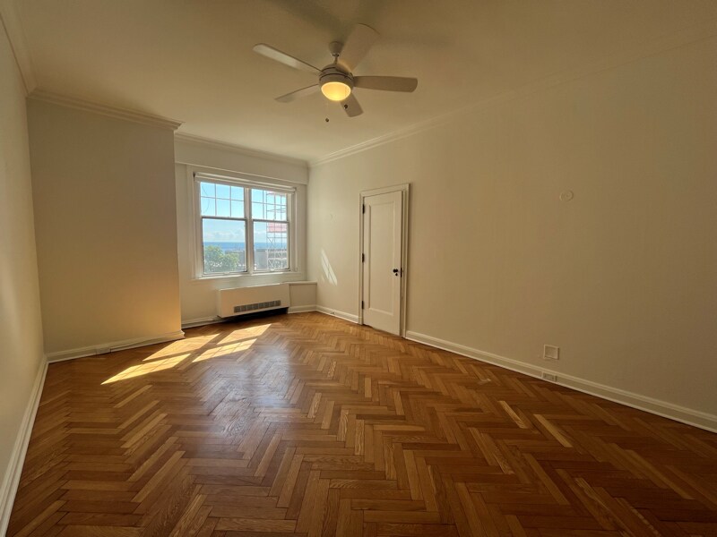 Building Photo - 925 E Wells St