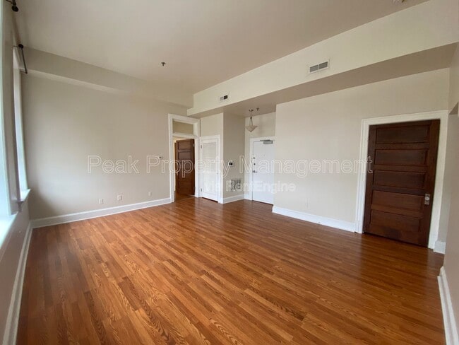 Building Photo - 244 N Sycamore St