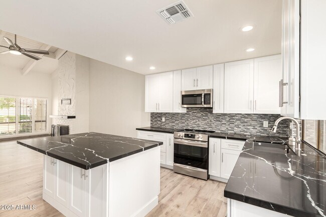 Building Photo - 5531 N 71st Pl