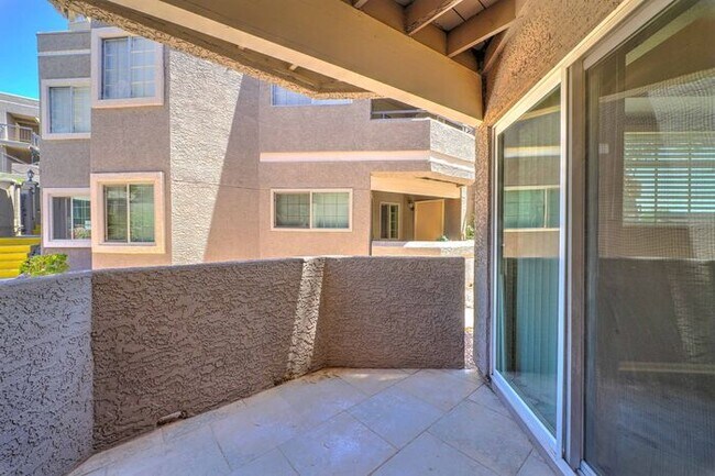 Building Photo - MOVE IN SPECIALS 2 weeks FREE - Townhouse with 2 Bedrooms 2 Bath!