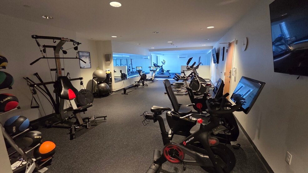 Building Photo - 383 Commercial St