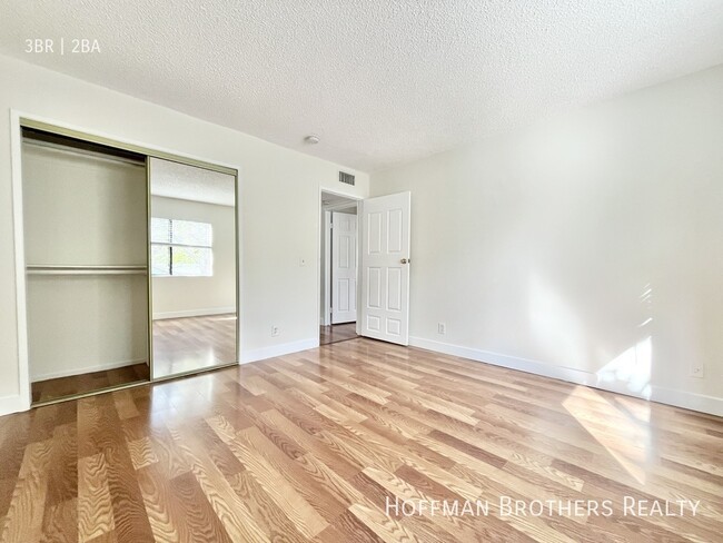 Building Photo - 5917 Woodman Ave