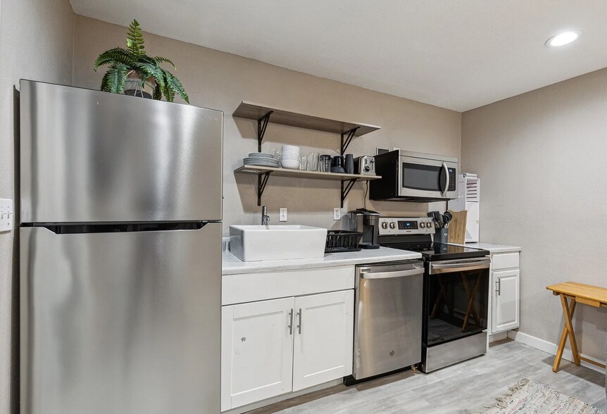 Building Photo - 318 S Montreal Ave