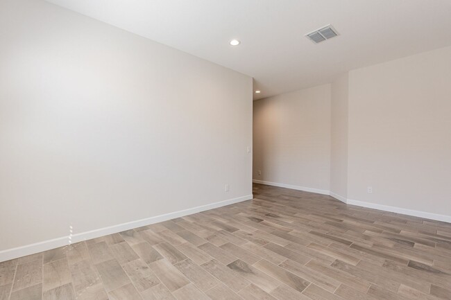 Building Photo - Beautiful and Spacious Single-Level Family...