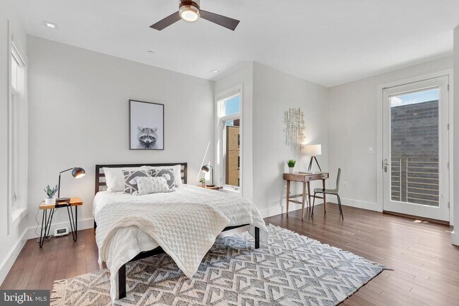 Building Photo - Sunny & Spacious NoMa penthouse with off-s...