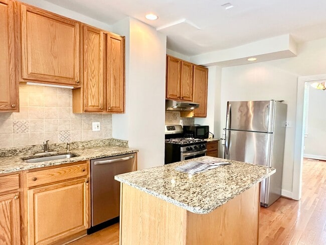 Building Photo - 3 bed 2 bath - Parking!!!  Pets Welcome!!!
